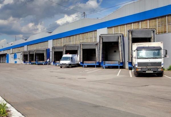 Area di carico e scarico del magazzino, fila di banchine di carico — Foto Stock