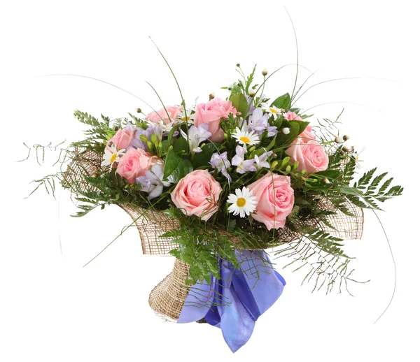 Floral σύνθεσή, μπουκέτο μαργαρίτες λευκό και ροζ τριαντάφυλλα. floral ρύθμιση, μπουκέτο μαργαρίτες λευκό και ροζ τριαντάφυλλα. — Φωτογραφία Αρχείου