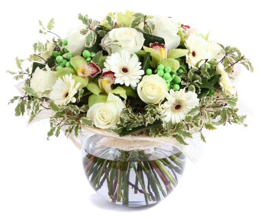 cam, şeffaf vazo çiçek kompozisyon: beyaz gül, orkide, Beyaz gerbera daisies, yeşil bezelye. Beyaz arka plan üzerinde izole. bitki kompozisyonu, tasarım bir buket çiçek aranjmanı.