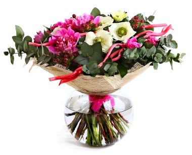 bir buket pembe peonies, beyaz haşhaş ve hypericum tasarlayın. pembe çiçekler, beyaz çiçekler. Beyaz arka plan üzerinde izole çiçek aranjmanı. şeffaf cam vazo içinde çiçek aranjmanı.