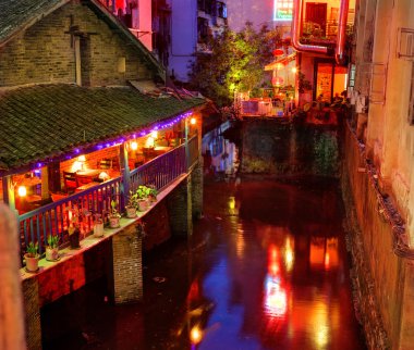 Yangshuo Batı geceleri sokak turist yemek ve gece hayatı çekiyor. Yangshuo town, guangxi, china, 30 Mart 2010.