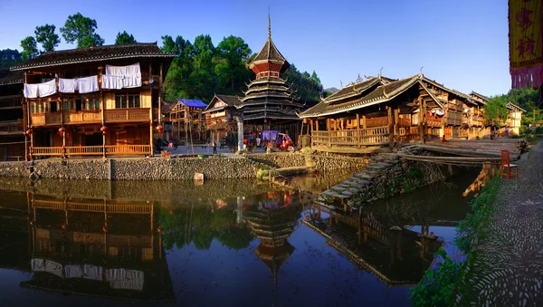 Zhaoxing Town, Liping County, Guizhou, China. Zhaoxing Dong Village is one of the largest Dong villages in Guizhou. A river is flowing through the village center. — Stock Photo, Image