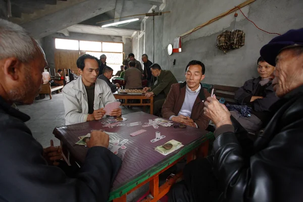 Los hombres juegan un juego de cartas chino en Fuli Village. YANGSHUO TOWN, GUANGXI, CHINA - 30 DE MARZO DE 2010 — Foto de Stock