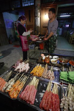 Çin lezzetleri, açık bir Çinli Köyü etnik azınlıklar, 9 Nisan 2010 yılında kebap ticaret. zhaoxing dong etnik azınlıklar Köyü, liping İlçesi. Barbekü için yarı bitmiş ürünler.