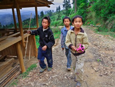 Üç kırsal gençler yaşları 12 yıl ve Köyü, basha miao Köyü, congjiang İlçesi, Güneydoğu guizhou Eyaleti, güneybatı Çin'in mahalle çevresinde yürüyüş