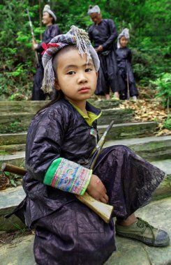 geleneksel etnik kıyafet miao kabile, Çin genç silahlı bir eski tüfek, basha miao Köyü, congjiang İlçesi, Güneydoğu guizhou Eyaleti, güneybatı Çin