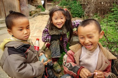 üç Çinli çocuklar eğleniyor yakınındaki çiftlik evi, basha miao Köyü, congjiang İlçesi, Güneydoğu guizhou Eyaleti, güneybatı Çin
