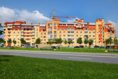 Apartman, seramik kiremit ve tuğla, altı katlı ile kaplı