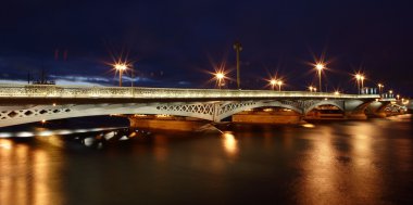 Rusya, saint-petersburg, nehir neva, gece aydınlatma ile köprüden blagoveshchensky.