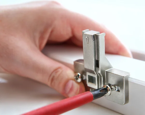 mobilya menteşeleri, phillips tornavida kullanarak sabitleme.