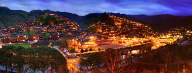 büyük etnik köyün güneybatı Çin'in gece görünümü.