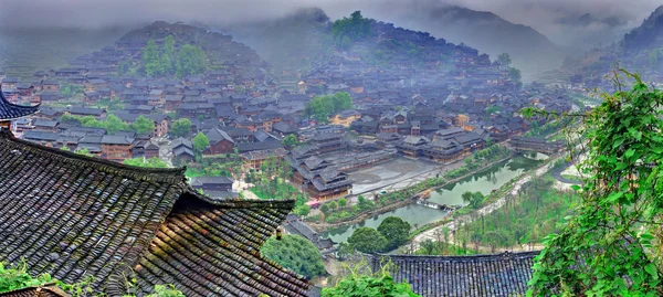 Nevoeiro e nuvens em grande aldeia de montanha no sudoeste da China . — Fotografia de Stock