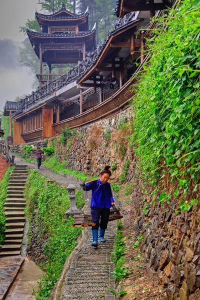 Paysan chinois est la gravité sur le fond de la pagode en bois . — Photo