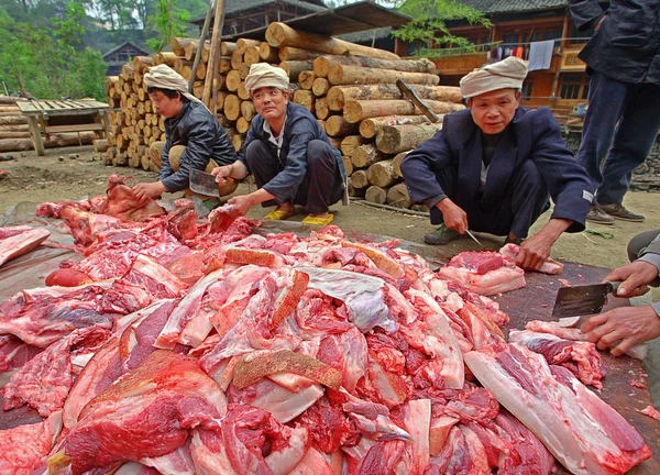 亚洲的猪肉、 中国屠宰壳在村街. — 图库照片