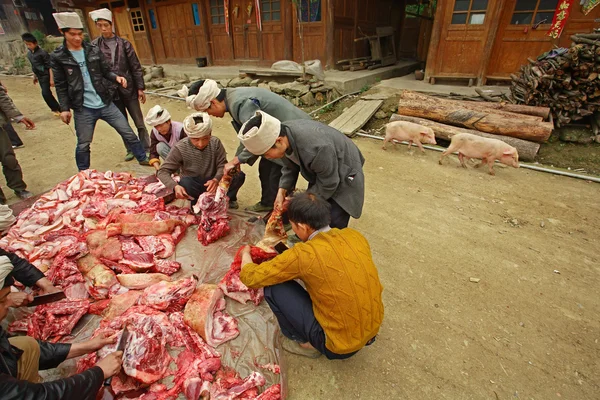 Farmers cut up and sort asian pork in chinese countryside. — Stock Photo, Image