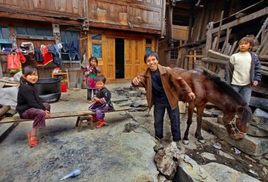 Asya ailesi köylü çiftçilerin güneybatı Çin'in kırsal kesimde