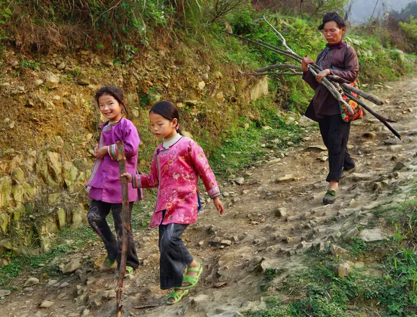 Asya aile, anne ve iki kızı, kız kardeşler, dağ izinde. — Stok fotoğraf
