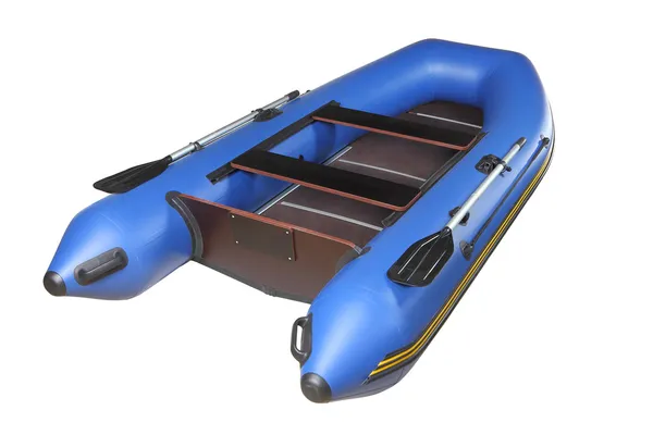 Barco inflável azul com remos, deck de madeira compensada e assentos. — Zdjęcie stockowe