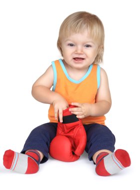 Turuncu, kırmızı boks eldivenleri ile oturan erkek bebek.