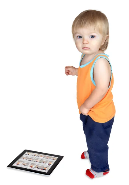 Kid custa cerca de Tablet PC, que fica no chão . — Fotografia de Stock