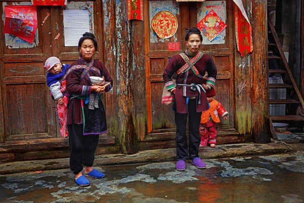 Femmes paysannes asiatiques fermiers, porter bébé sur le dos en milieu rural . — Photo