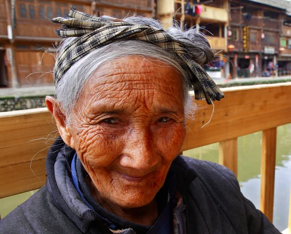 Aziatische bejaarde vrouw uit het platteland van china, close-up portret. — Stockfoto