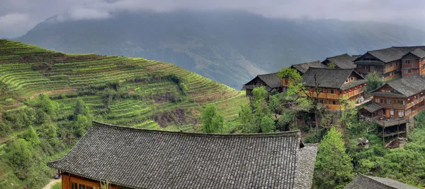 Aziatische rijstterrassen in de buurt van chinese dorp boer boeren ploeger. — стокове фото