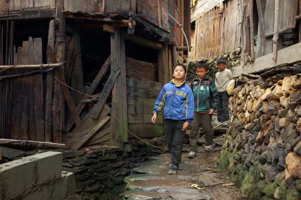 Asiatico rurale, contadino, contadino, bambini adolescenti a piedi intorno al villaggio cinese . — Foto Stock