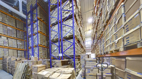 Interior storage warehouse, stacked shelving shelves with cardboard boxes. — Stock Photo, Image