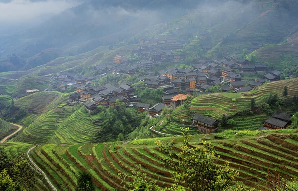 Γεωργικών ανοιξιάτικο τοπίο με ορεινό χωριό, Ανατολική Ασία, αγροτική Κίνα. — Φωτογραφία Αρχείου