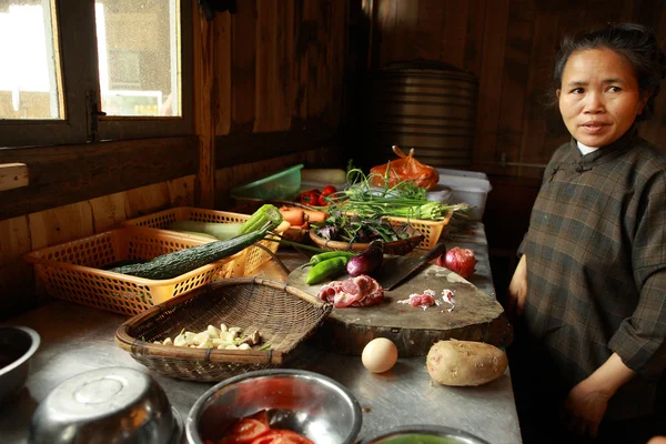 Producten liggen op tafel, Aziatische vrouw, voorbereiding van chinese gerechten — Stockfoto