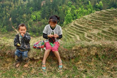 Asyalı çocuk pirinç terasları arasında Çin dağlarında.