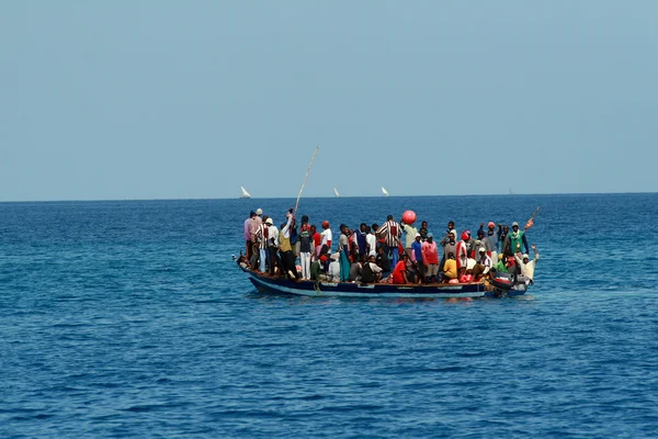 W Oceanie płynie łódź z dużą grupą Afrykanie. — Zdjęcie stockowe