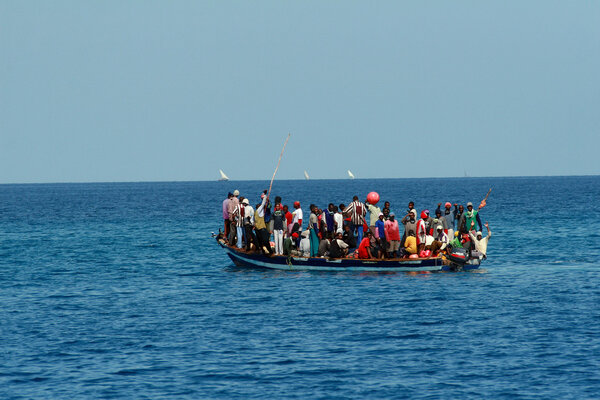 В океане плавает ваша лодка с большой группой африканцев
.