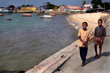 Afrikalılar gençler, esmer, 12 yaşında, deniz kıyısı yürüyüş.