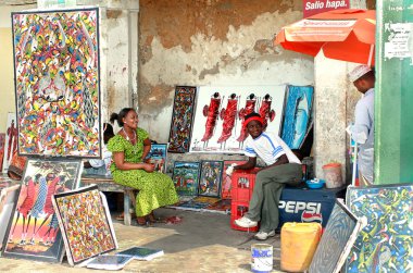 Afrika Hatıra Eşyası, sanat alışveriş açık havada, parlak resimleri Satıyoruz, esmer satıcılar.