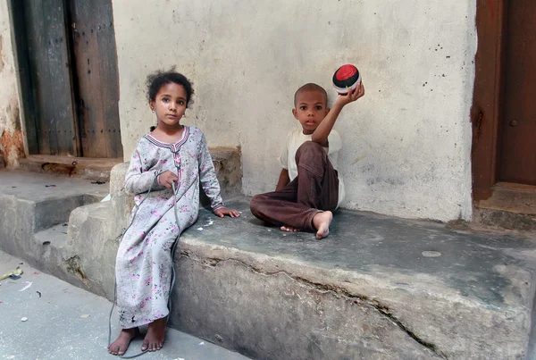 Kamenné město Zanzibar, africké děti hrají v ulici města — Stock fotografie