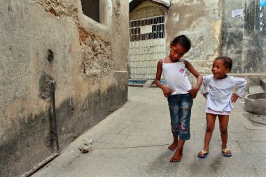 Tanzanya, zanzibar, taş şehir, sokakta oynayan iki esmer kız.