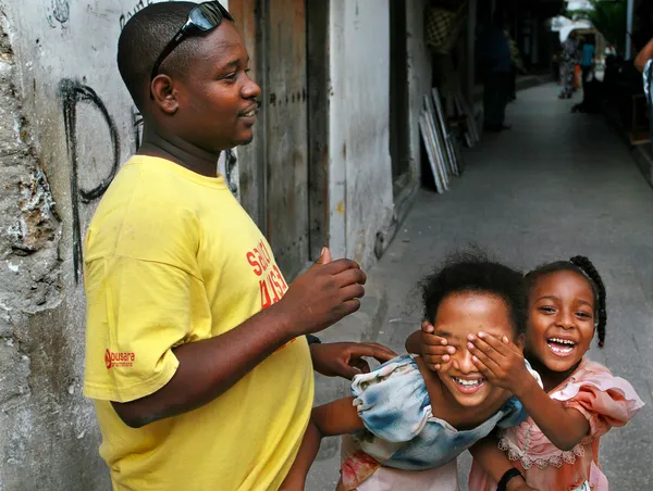 Afrikaanse familie, zwarte man en twee donkerhuidige meisjes, kinderen spelen. — Stockfoto