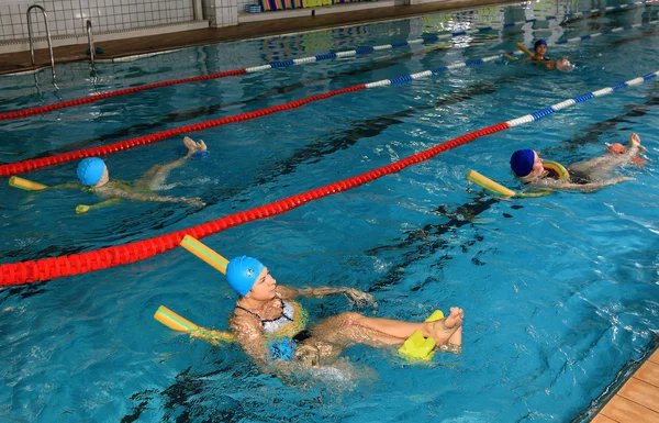 Entrenamiento conjunto wellness natación en mujeres grupo público natación — Foto de Stock