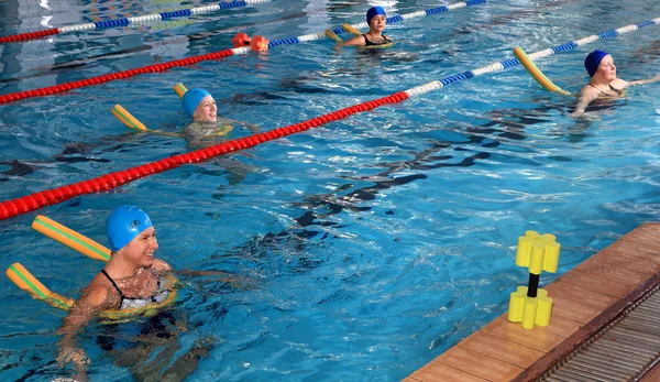 Gruppe von Frauen trainiert im Synchronschwimmen im öffentlichen Schwimmbad. — Stockfoto