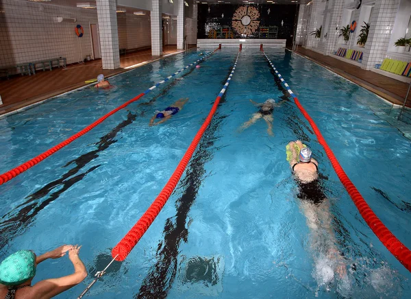 Piscina cubierta pública interior, mejora de la salud natación —  Fotos de Stock