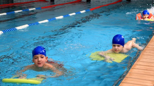 Barn i grundskolan år utbildas i poolen. — Stockfoto