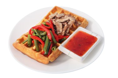salata, yeşil fasulye, biber ve pastırma ile Belçika waffle.