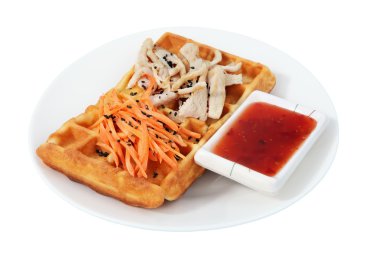 Belçika waffle ile tavuk ve havuç salatası.