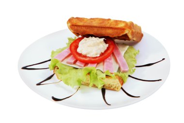 eritilmiş peynir ve salam ile Belçika waffle sandviç.