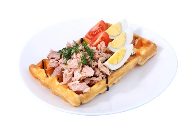 Jambon, haşlanmış yumurta ve domates beyaz Belçika waffle. — Stok fotoğraf