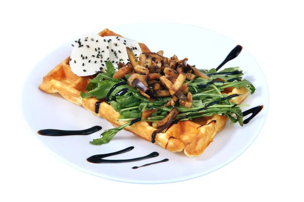 Belgijski wafel z grzankami, ziołami i serem na białym tle — Zdjęcie stockowe