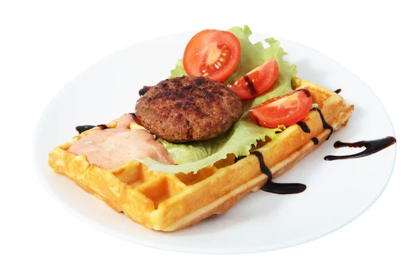 Belçika waffle biftek, domates dilimleri, marul yaprağı ve s — Stok fotoğraf