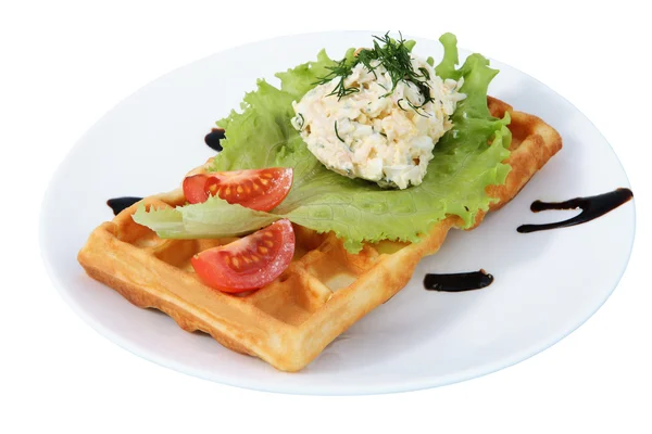 Plaka ile lokanta, Belçika waffle, garnitür, domates, marul — Stok fotoğraf